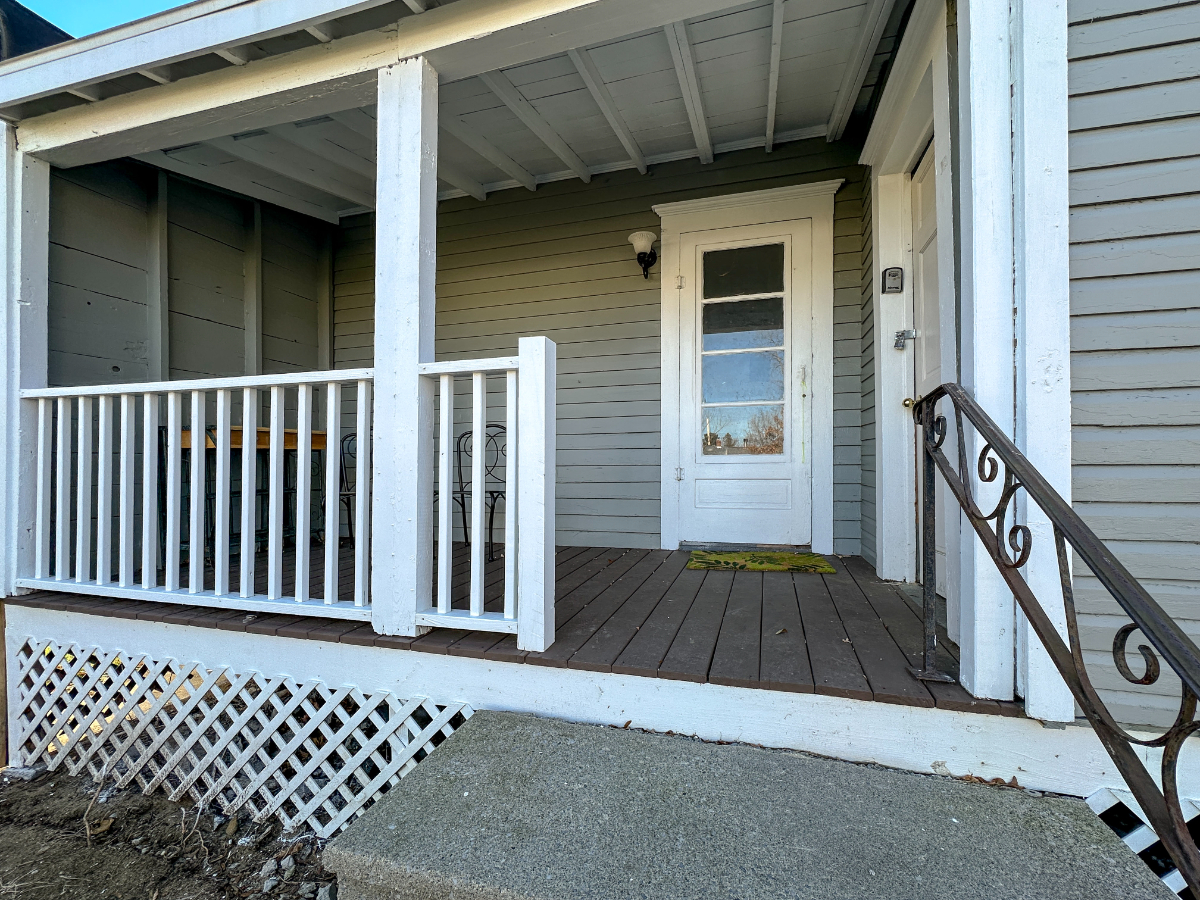 Fully furnished charming 3 bed 1.5 bath Glens Falls home - Photo 8