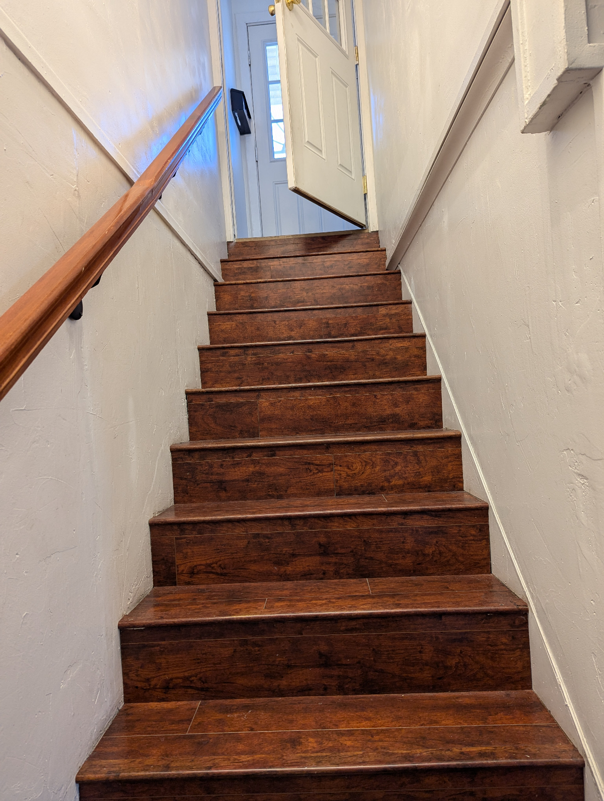 Midtown  Reno Basement apartment - Photo 9