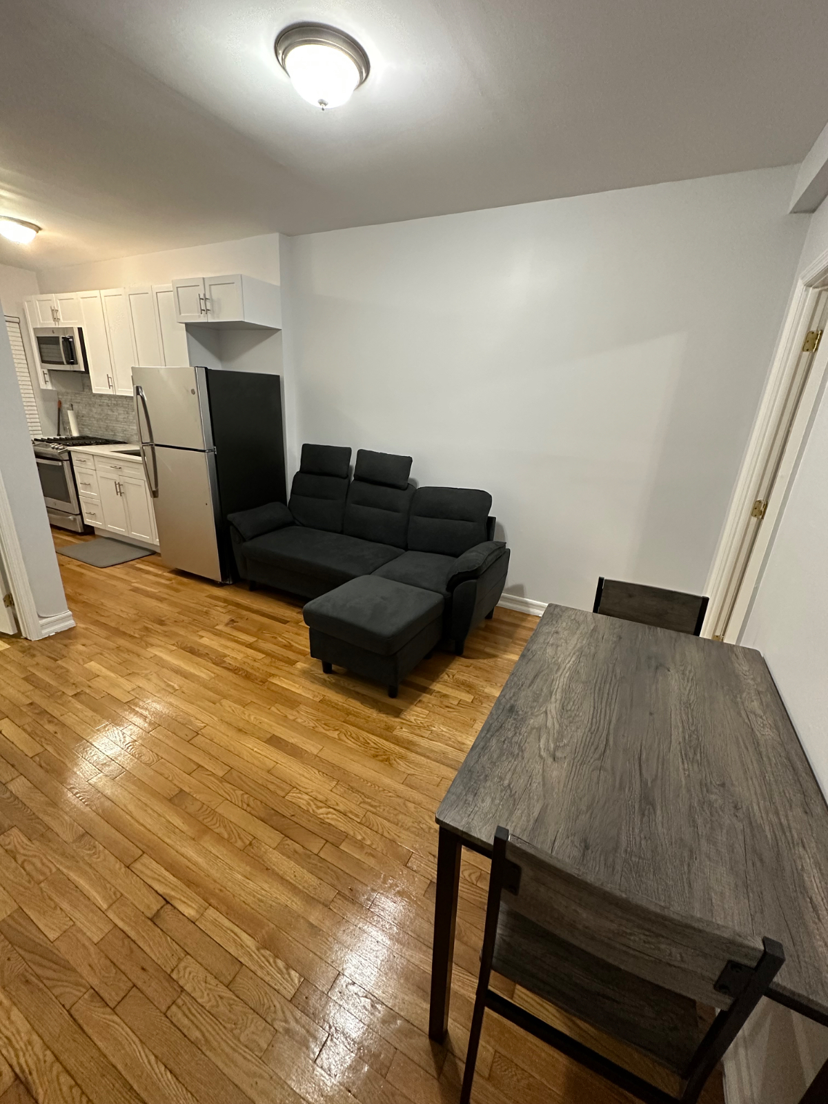 Cozy 3rd Floor 3 Bedroom Apartment - Photo 2