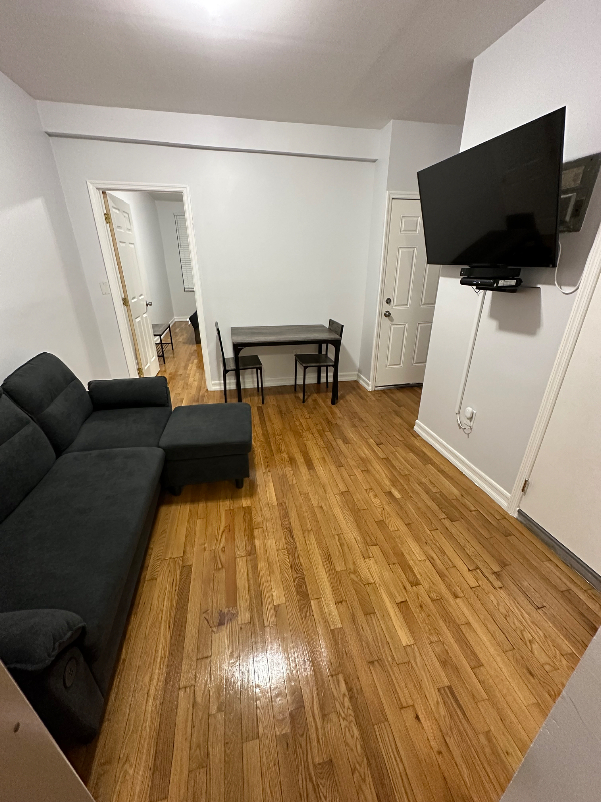 Cozy 3rd Floor 3 Bedroom Apartment - Photo 3