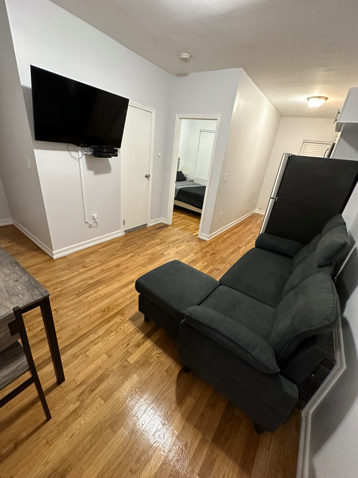 Cozy 3rd Floor 3 Bedroom Apartment - Photo 4