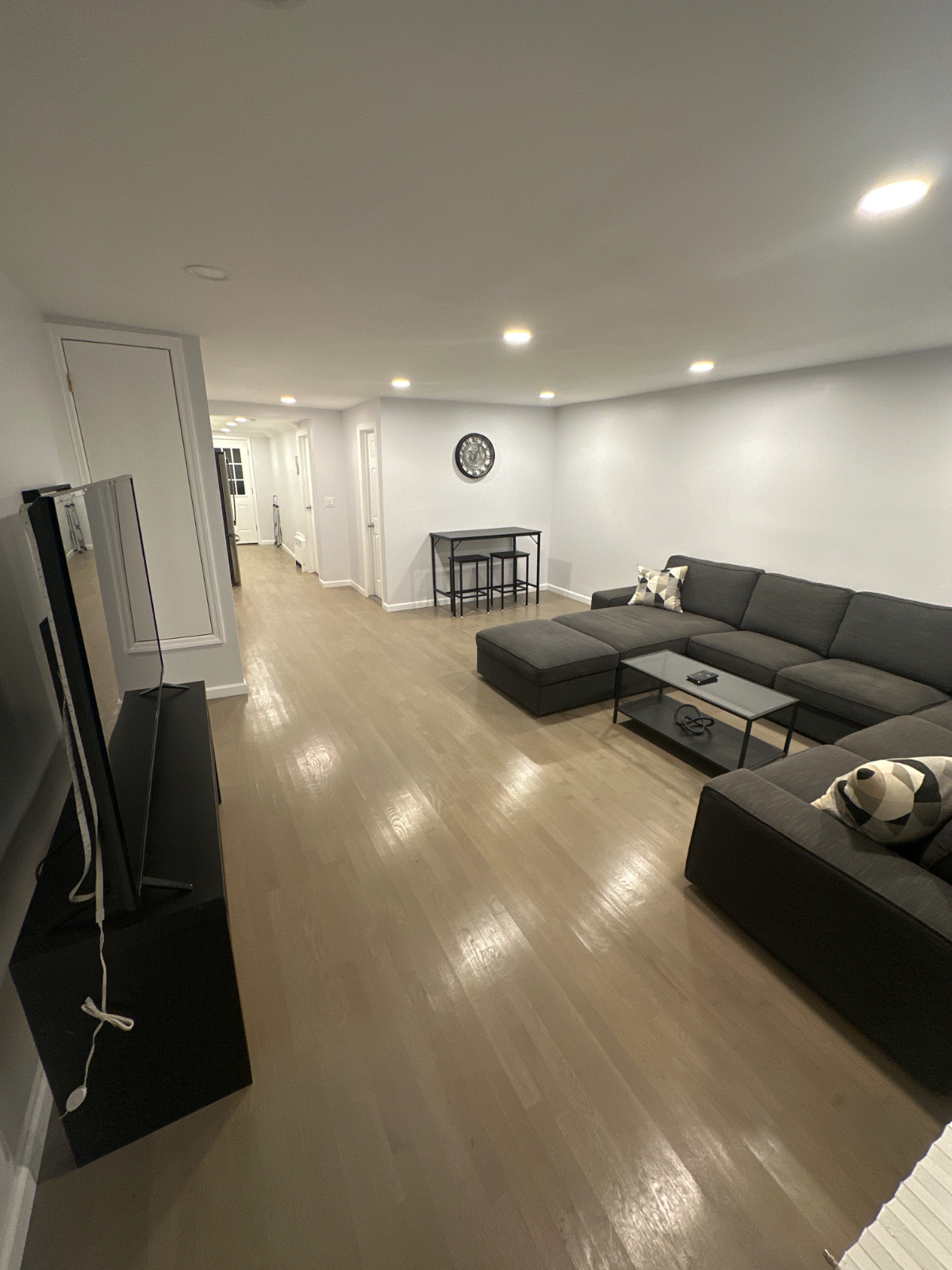 Cozy 3rd Floor 3 Bedroom Apartment - Photo 3