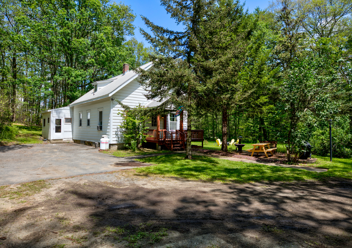Lake Escape- Cozy 4 bedroom retreat in Lake George - Photo 4