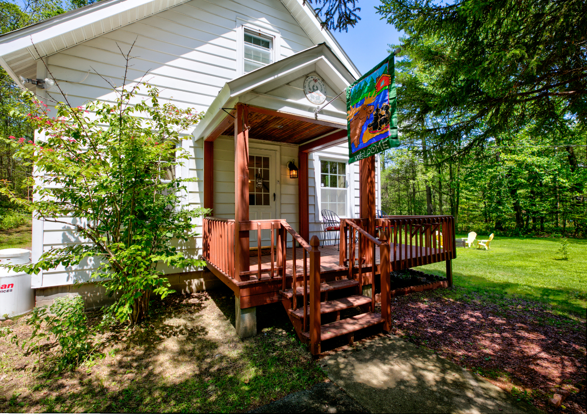 Lake Escape- Cozy 4 bedroom retreat in Lake George - Photo 2