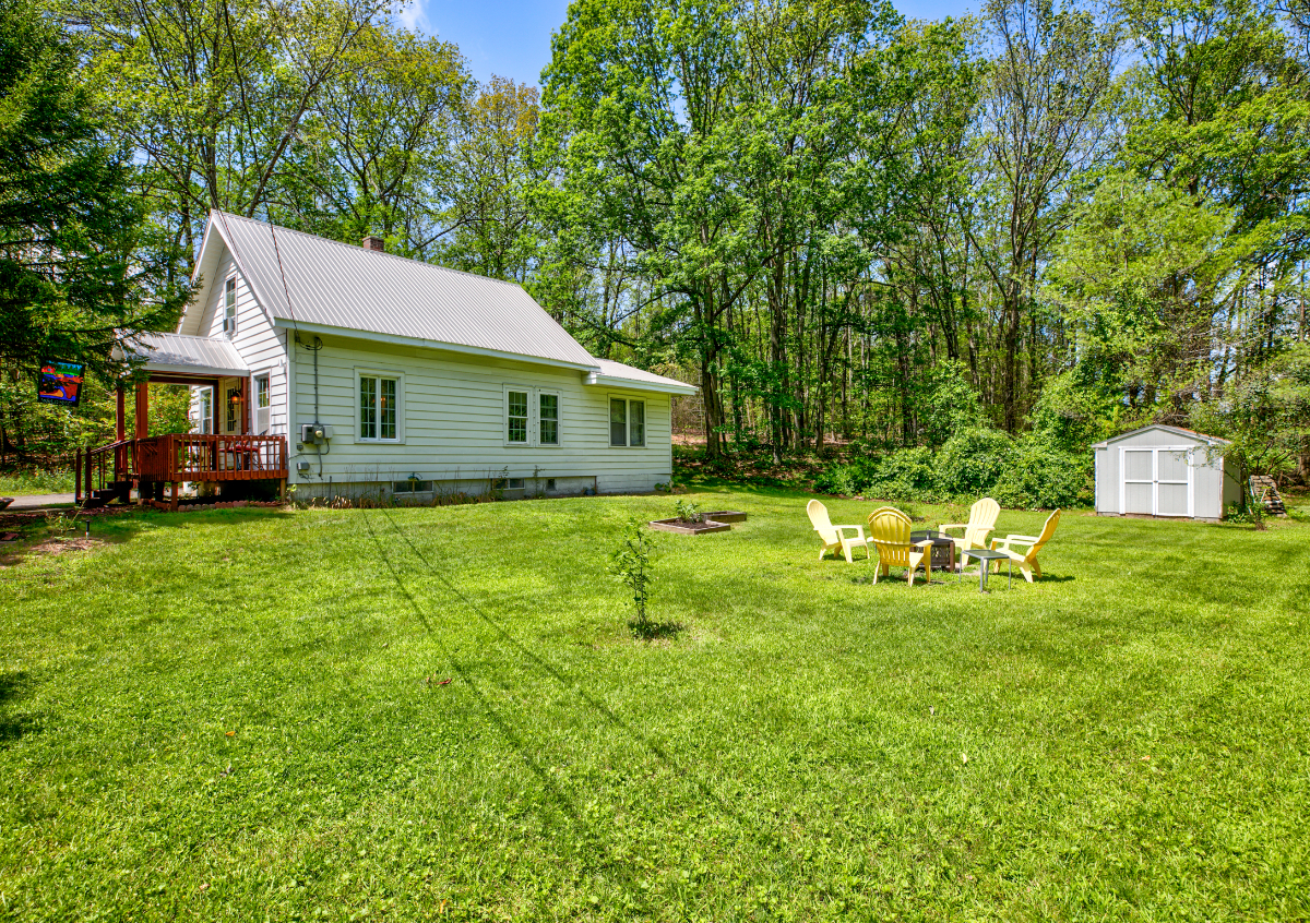 Lake Escape- Cozy 4 bedroom retreat in Lake George - Photo 7