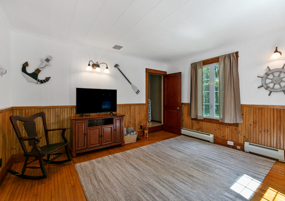 Lake Escape- Cozy 4 bedroom retreat in Lake George - Photo 8