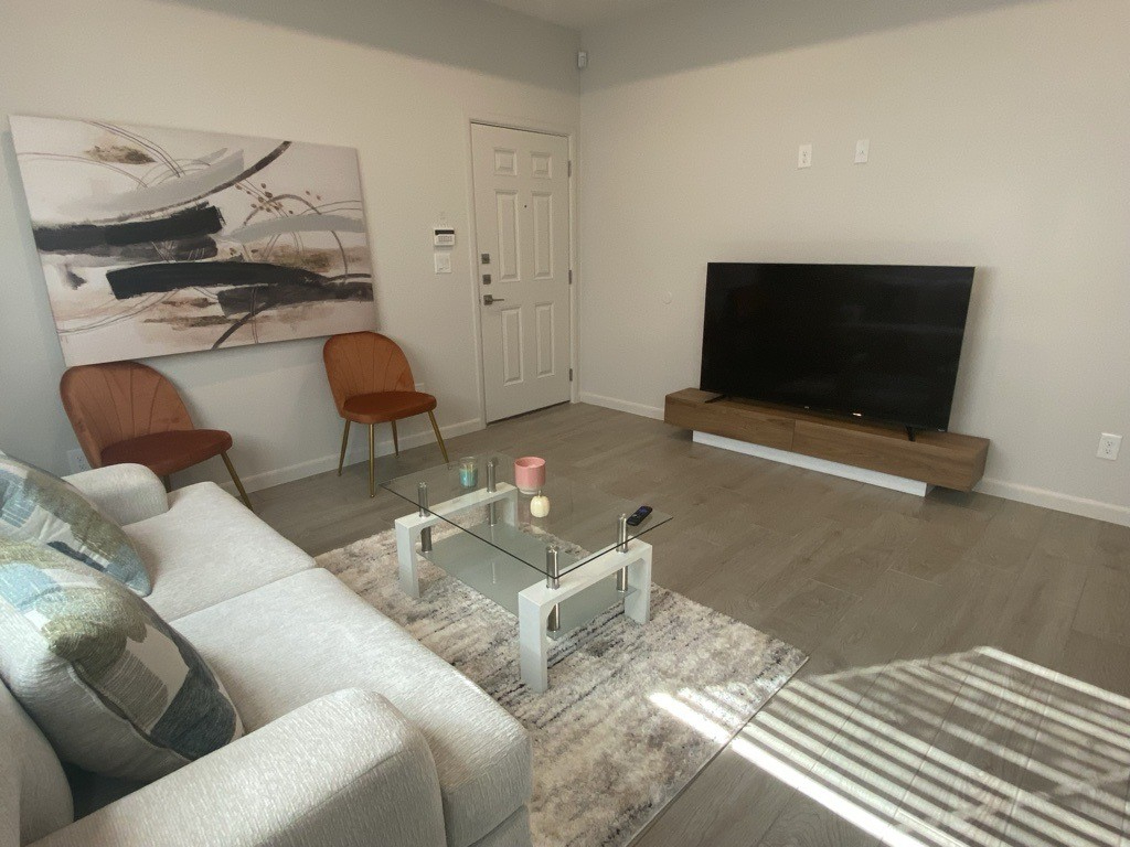 Gorgeous New Apartment - Photo 9