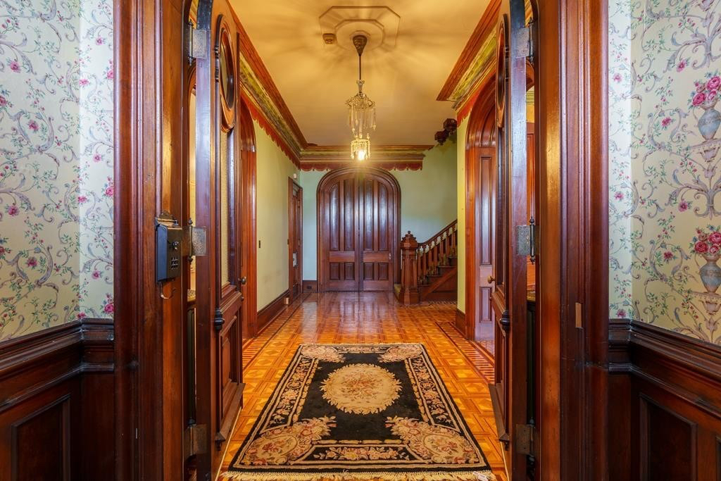 Cozy Victorian Mansion Bedroom - Photo 1