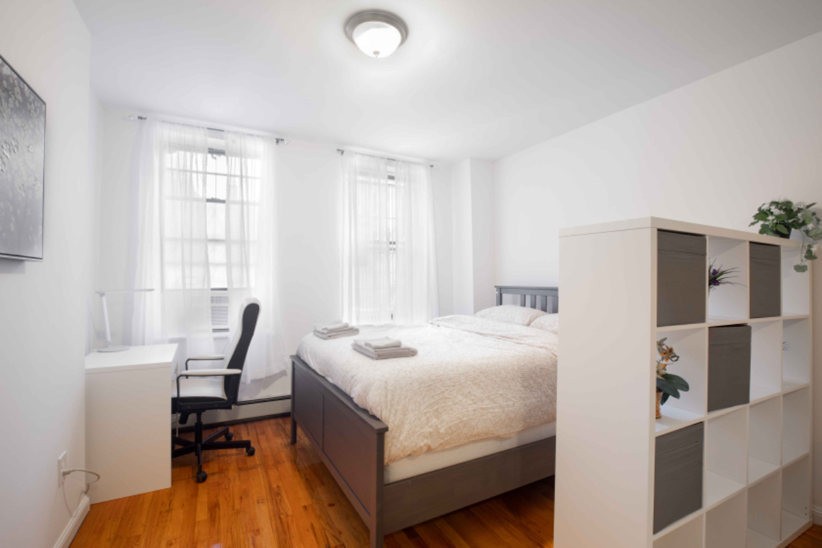 UES MANHATTAN - STUNNING 2 BR - Photo 3