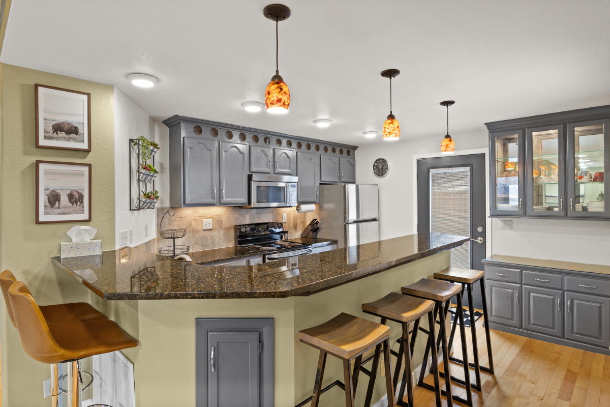 Modern Wyoming Bungalow - Photo 5