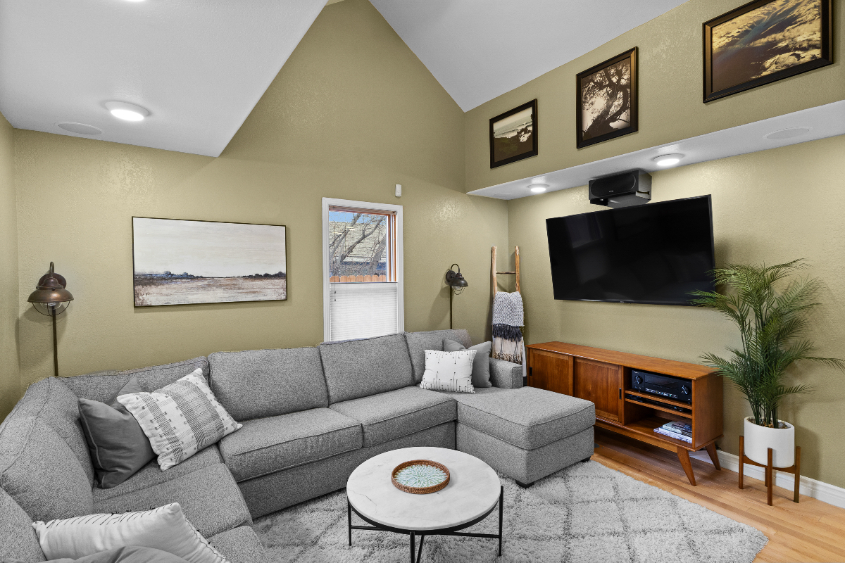 Modern Wyoming Bungalow - Photo 2