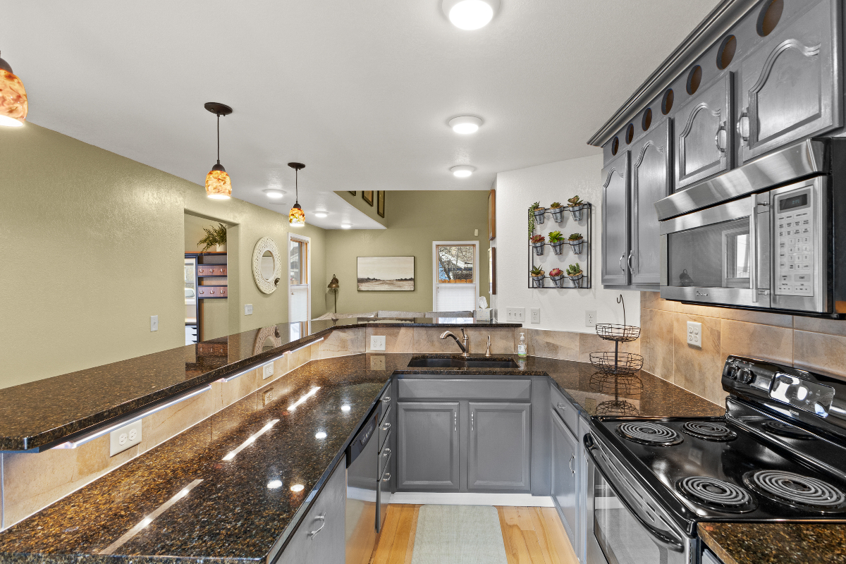 Modern Wyoming Bungalow - Photo 7