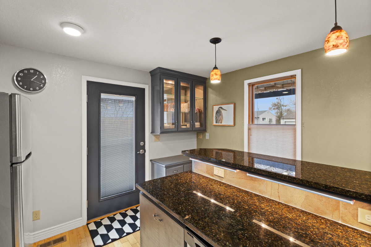 Modern Wyoming Bungalow - Photo 8