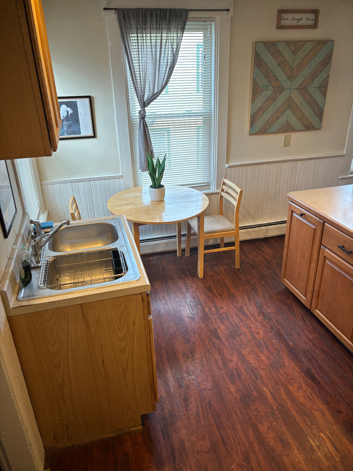 Peaceful 1-bed unit downtown - Photo 9