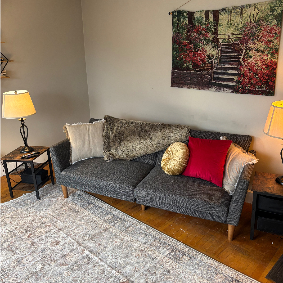 Peaceful 1-bed unit downtown - Photo 2