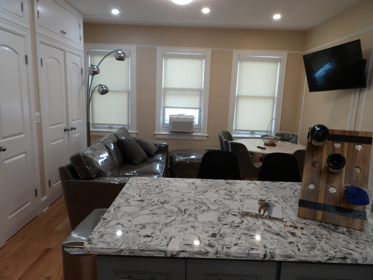 FURNISHED 1- BEDROOM HAVEN, NEAR HOSPITALS AND TRANSIT - Photo 2