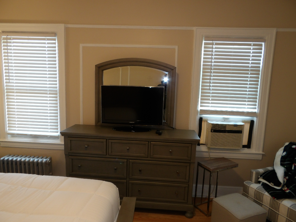 FURNISHED 1- BEDROOM HAVEN, NEAR HOSPITALS AND TRANSIT - Photo 7