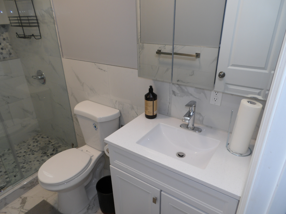 FURNISHED 1- BEDROOM HAVEN, NEAR HOSPITALS AND TRANSIT - Photo 9