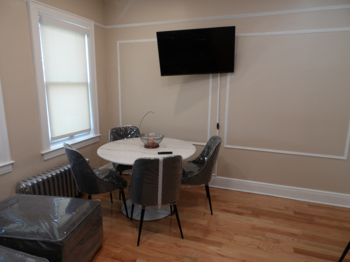 FURNISHED 1- BEDROOM HAVEN, NEAR HOSPITALS AND TRANSIT - Photo 12