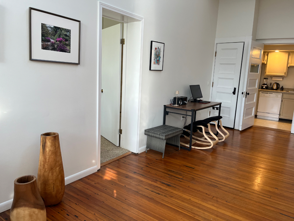 Lovely 2 bedroom apt in old school in quiet neighborhood near hospitals and park in the City of Roch - Photo 6
