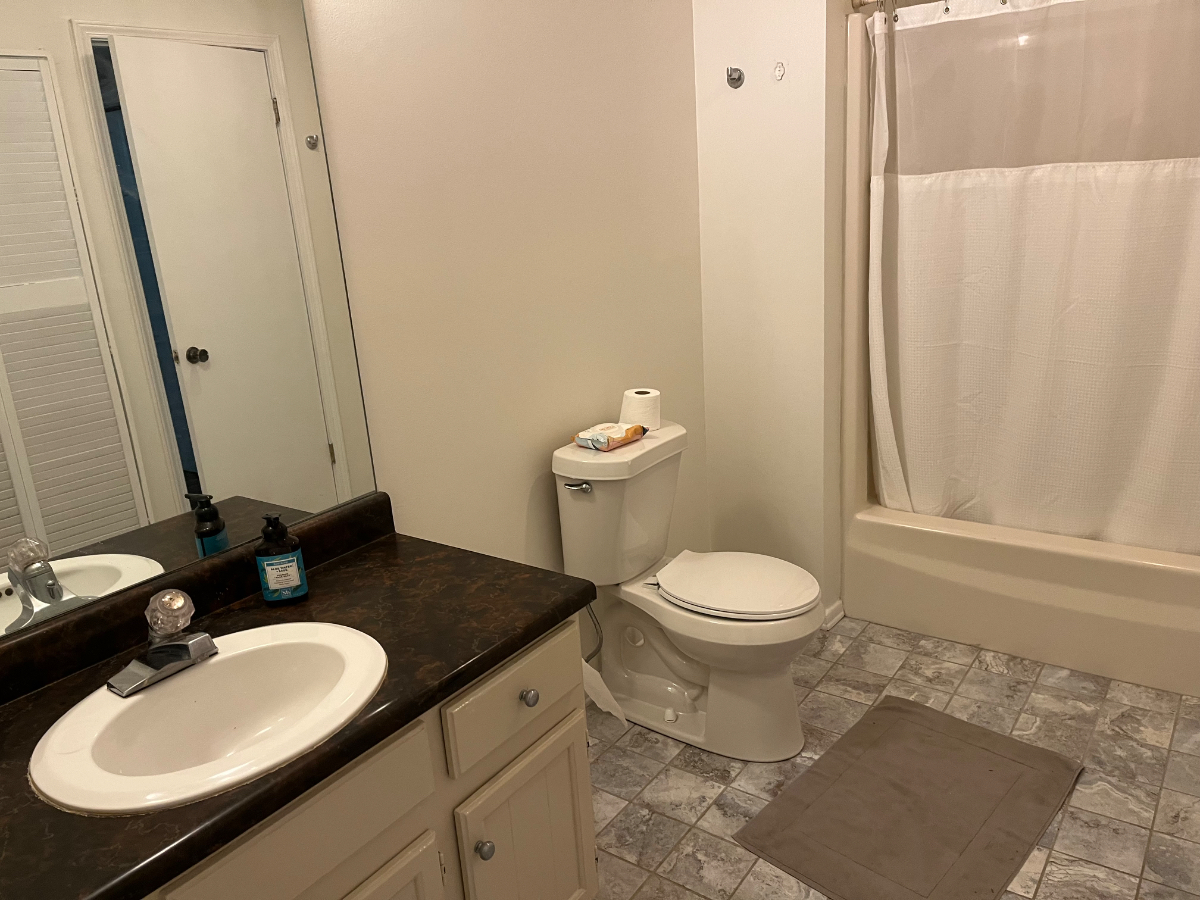 Lovely 2 bedroom apt in old school in quiet neighborhood near hospitals and park in the City of Roch - Photo 10