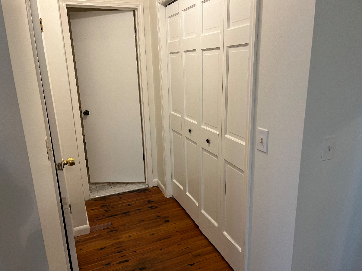 Lovely 2 bedroom apt in old school in quiet neighborhood near hospitals and park in the City of Roch - Photo 3