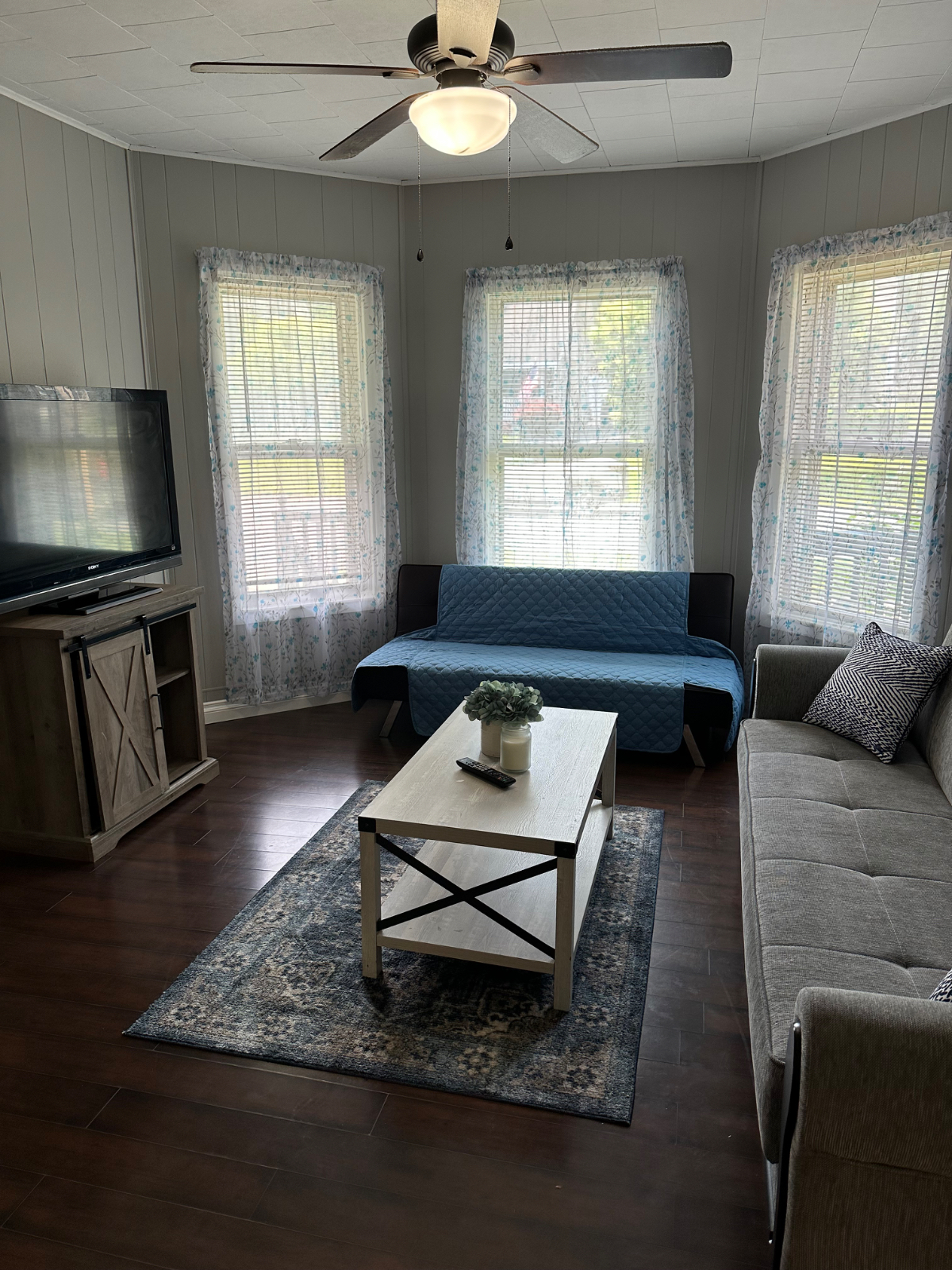 Modern & Peaceful 2 bedroom Rental - Photo 3