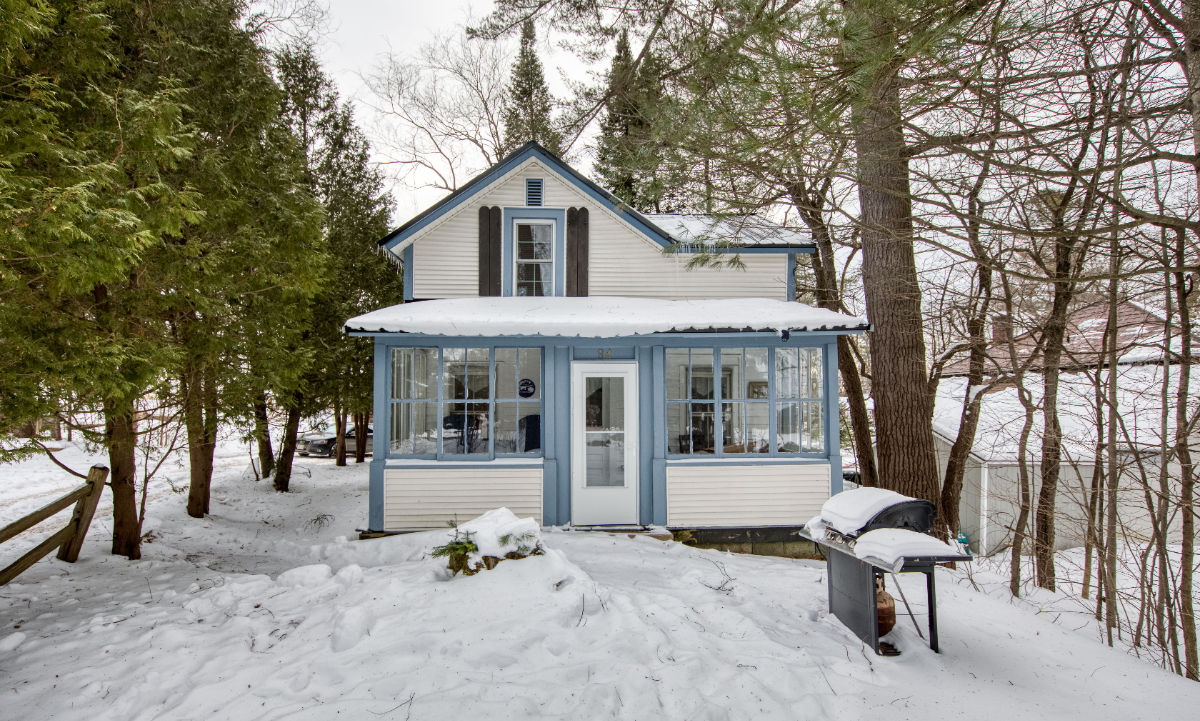 Charming Village Cottage - Photo 1