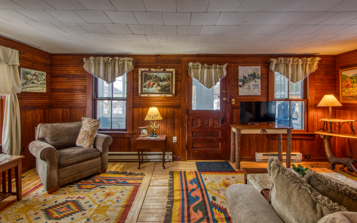Charming Village Cottage - Photo 3