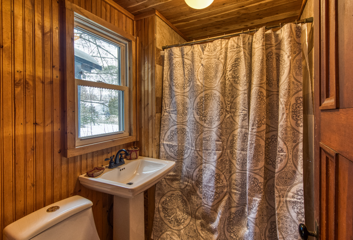 Charming Village Cottage - Photo 4