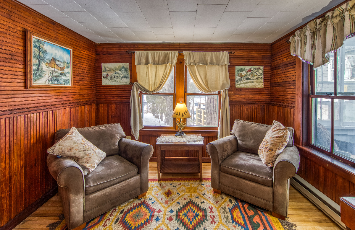 Charming Village Cottage - Photo 5