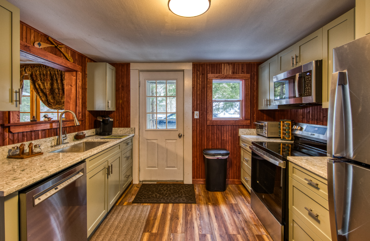 Charming Village Cottage - Photo 9