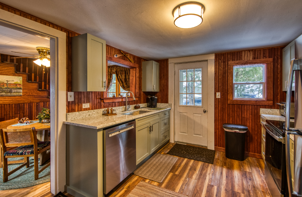 Charming Village Cottage - Photo 10