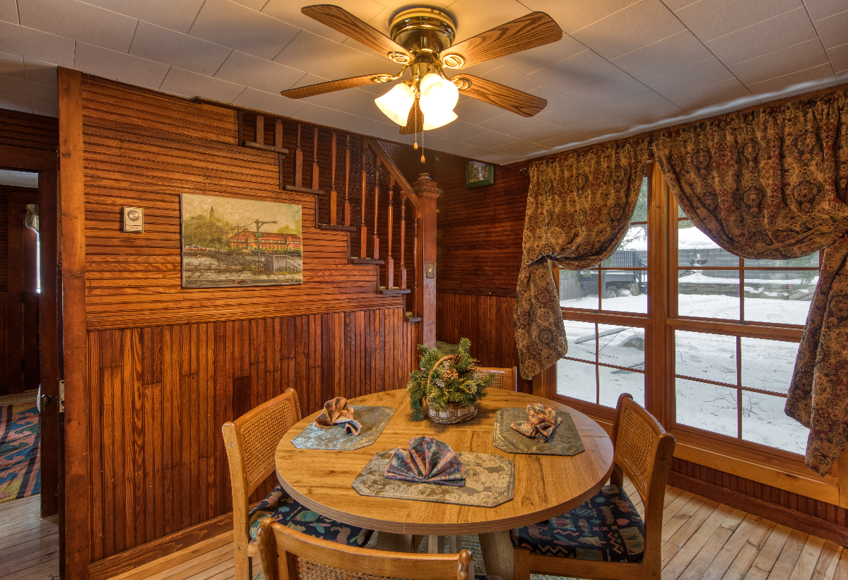 Charming Village Cottage - Photo 12