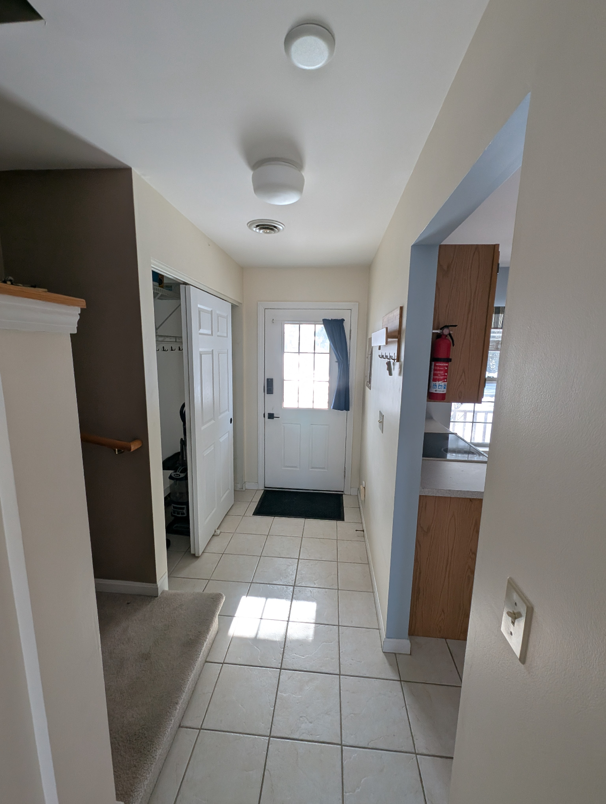 Two Bedroom Townhome in Quiet Burlington Neighborhood - Photo 5