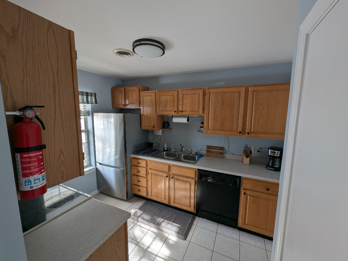 Two Bedroom Townhome in Quiet Burlington Neighborhood - Photo 7