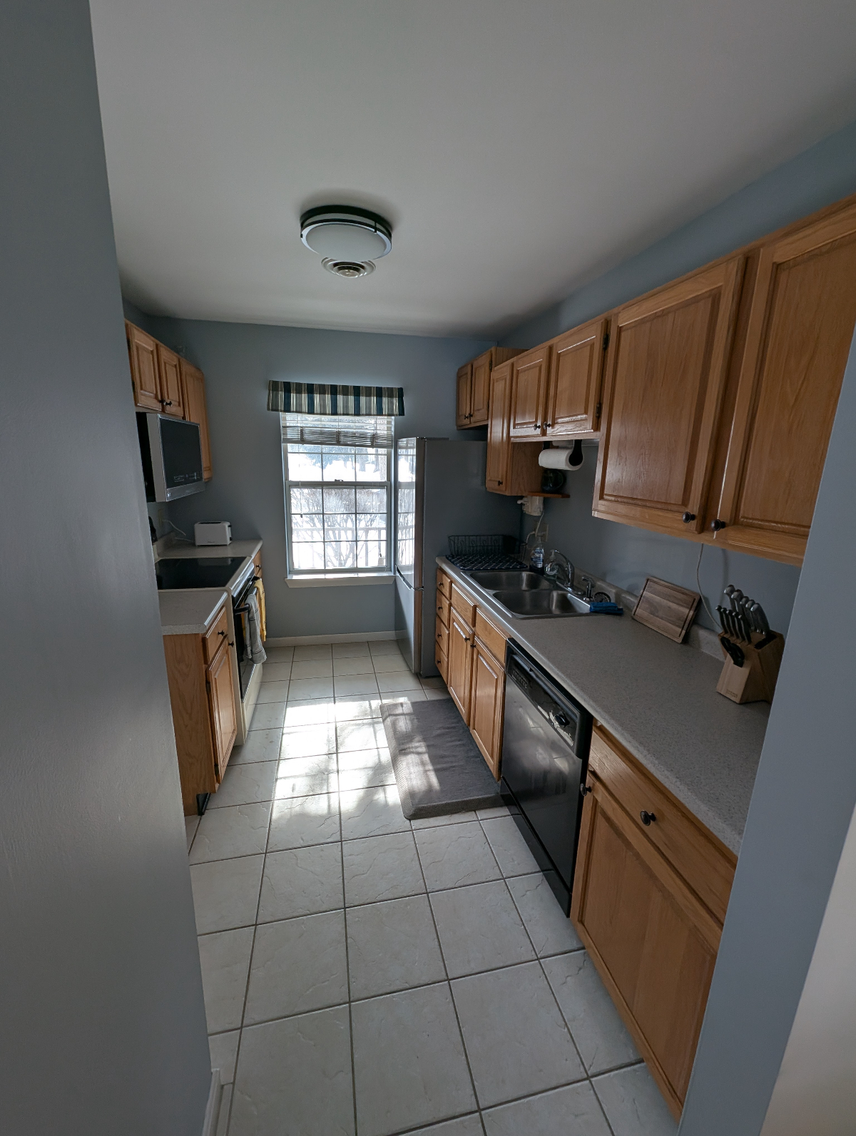 Two Bedroom Townhome in Quiet Burlington Neighborhood - Photo 8