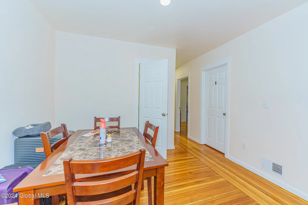 Easy to get to. Close to Everything. Walk to RPI. Room w/Laundry, Kitchen, 2 Baths, & Internet - Photo 5