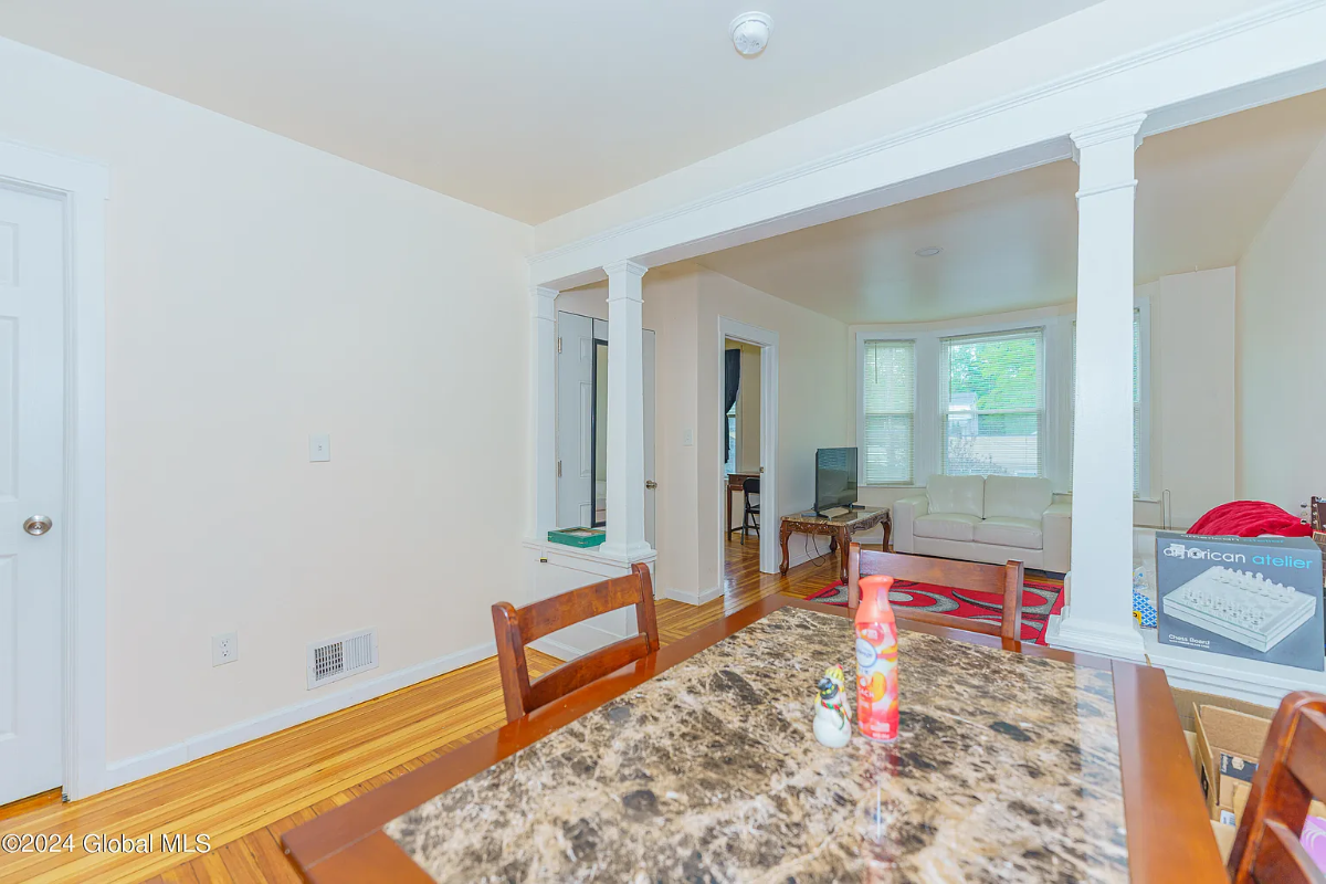 Easy to get to. Close to Everything. Walk to RPI. Room w/Laundry, Kitchen, 2 Baths, & Internet - Photo 9