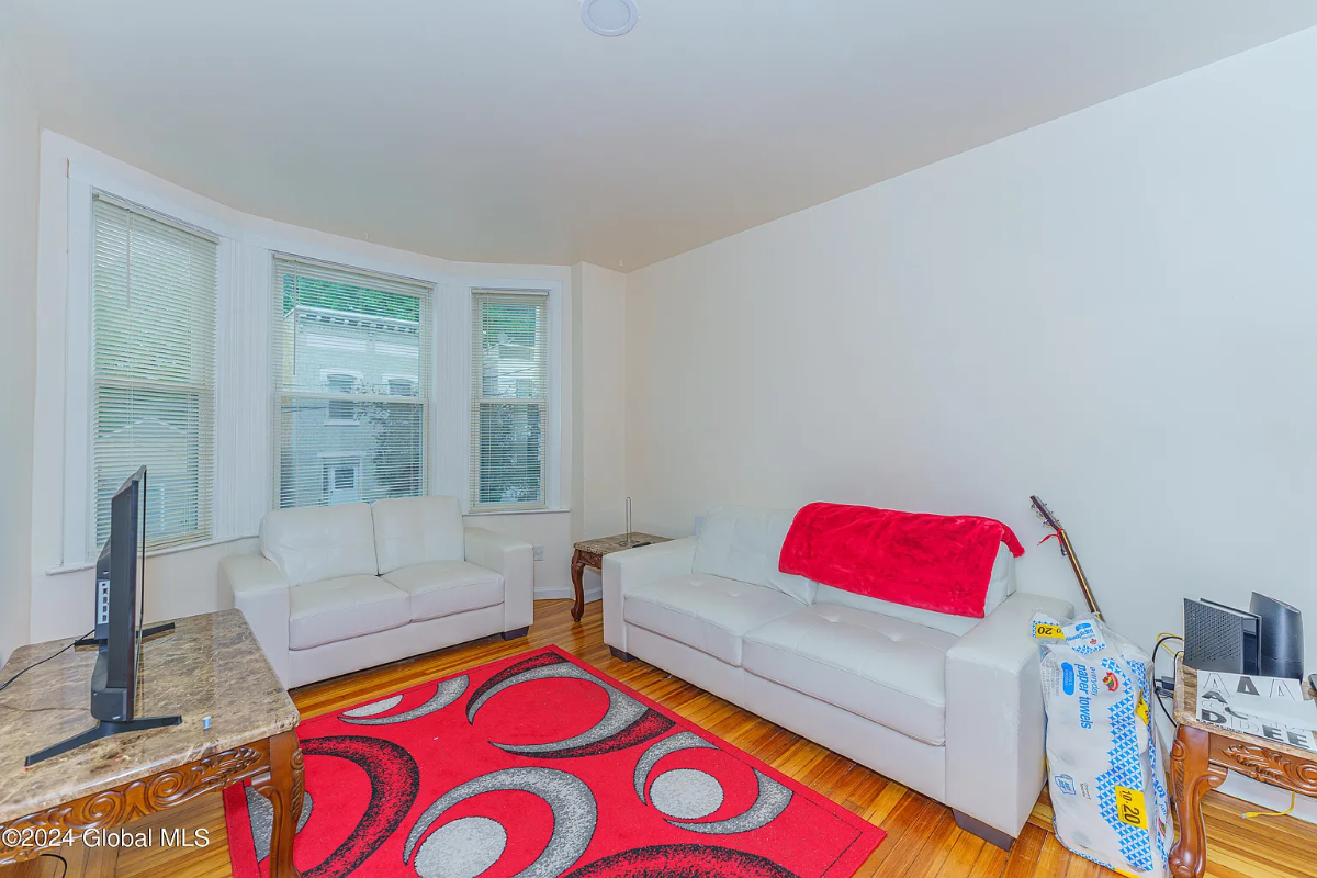 Easy to get to. Close to Everything. Walk to RPI. Room w/Laundry, Kitchen, 2 Baths, & Internet - Photo 10