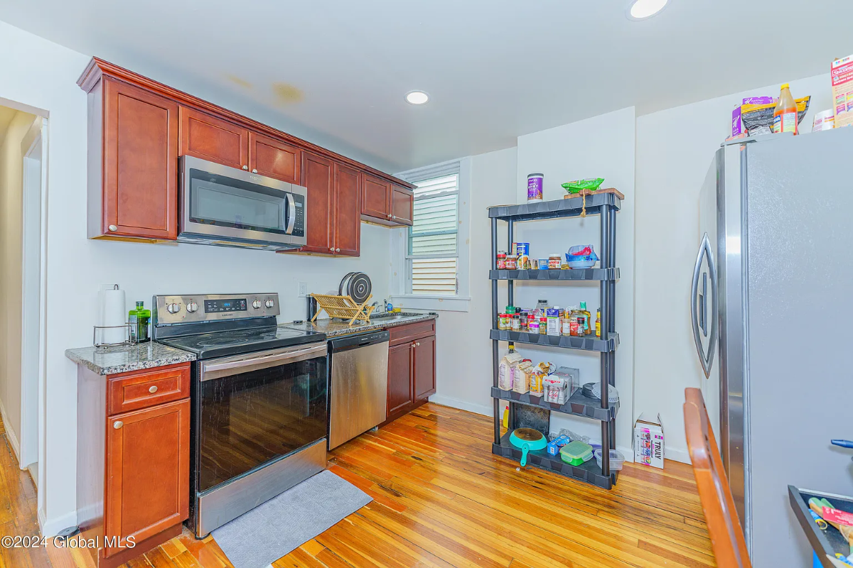 Easy to get to. Close to Everything. Walk to RPI. Room w/Laundry, Kitchen, 2 Baths, & Internet - Photo 12