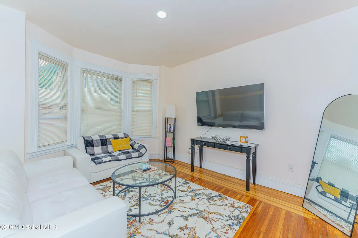 Easy to get to. Close to Everything. Walk to RPI. Room w/Laundry, Kitchen, 2 Baths, & Internet - Photo 6