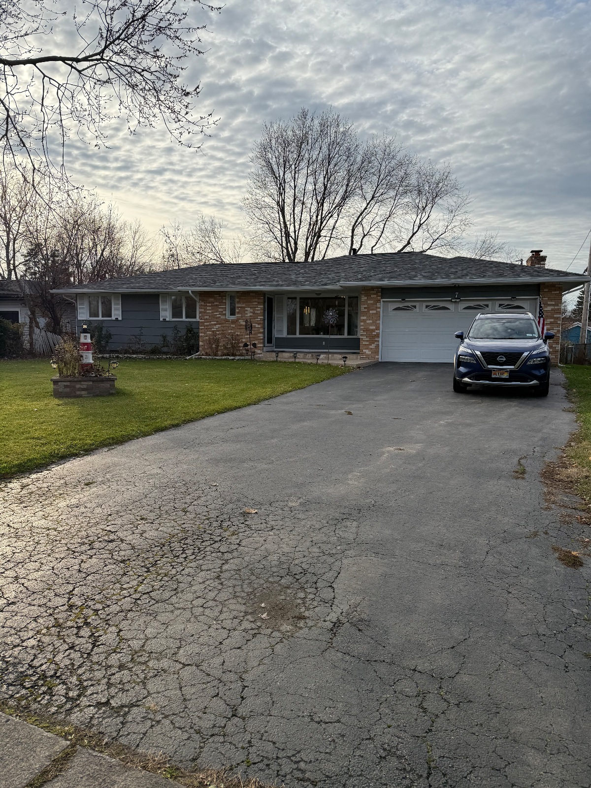 Fully Furnished House with a beautiful backyard - Photo 2