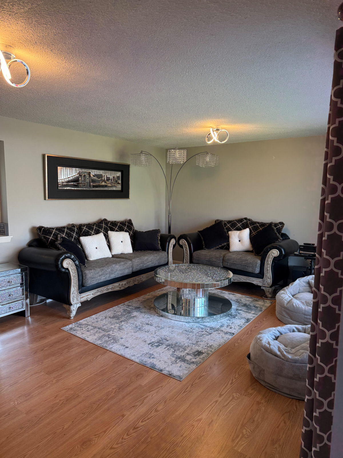 Fully Furnished House with a beautiful backyard - Photo 6