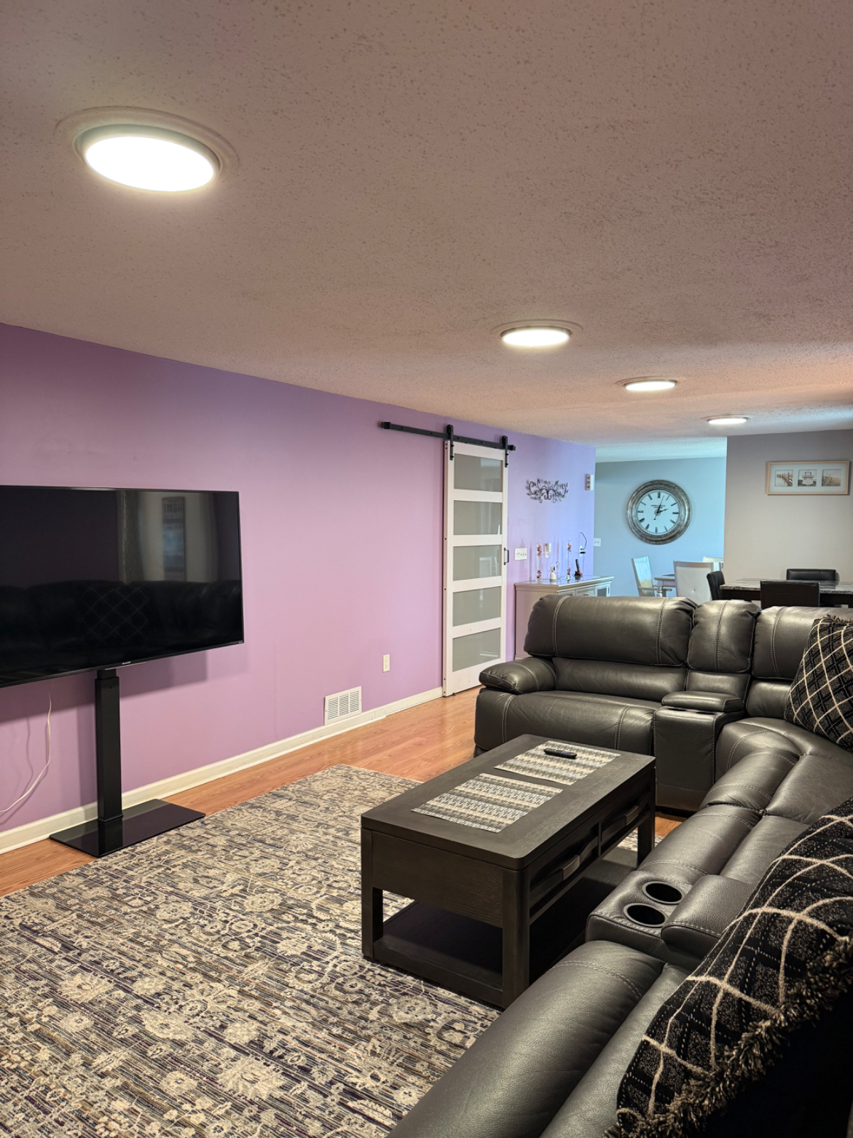 Fully Furnished House with a beautiful backyard - Photo 8
