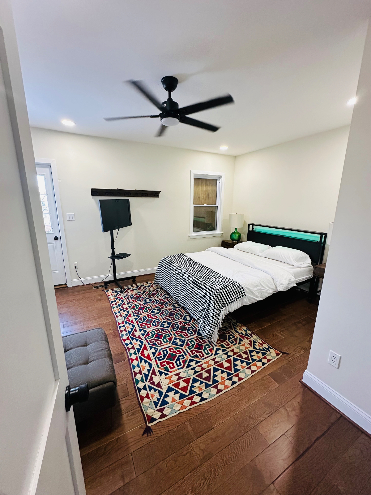 New stylish, spacious shared duplex apartment near Univ of Balt, Penn Station and JHU Shuttle Unit 1