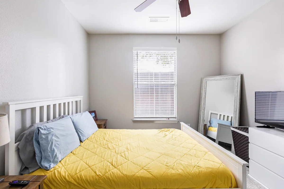 Comfy Bedroom in Convenient Downtown Dallas - Photo 4
