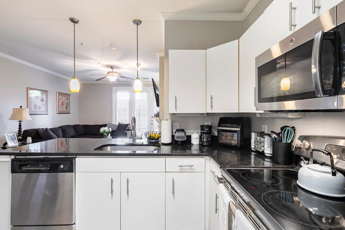 Comfy Bedroom in Convenient Downtown Dallas - Photo 9