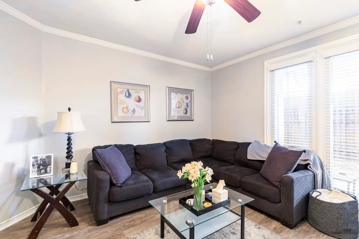 Comfy Bedroom in Convenient Downtown Dallas - Photo 11