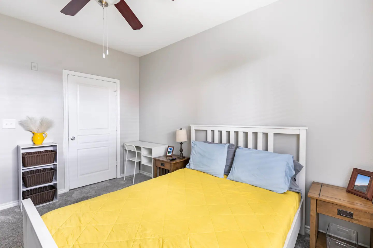 Comfy Bedroom in Convenient Downtown Dallas - Photo 12